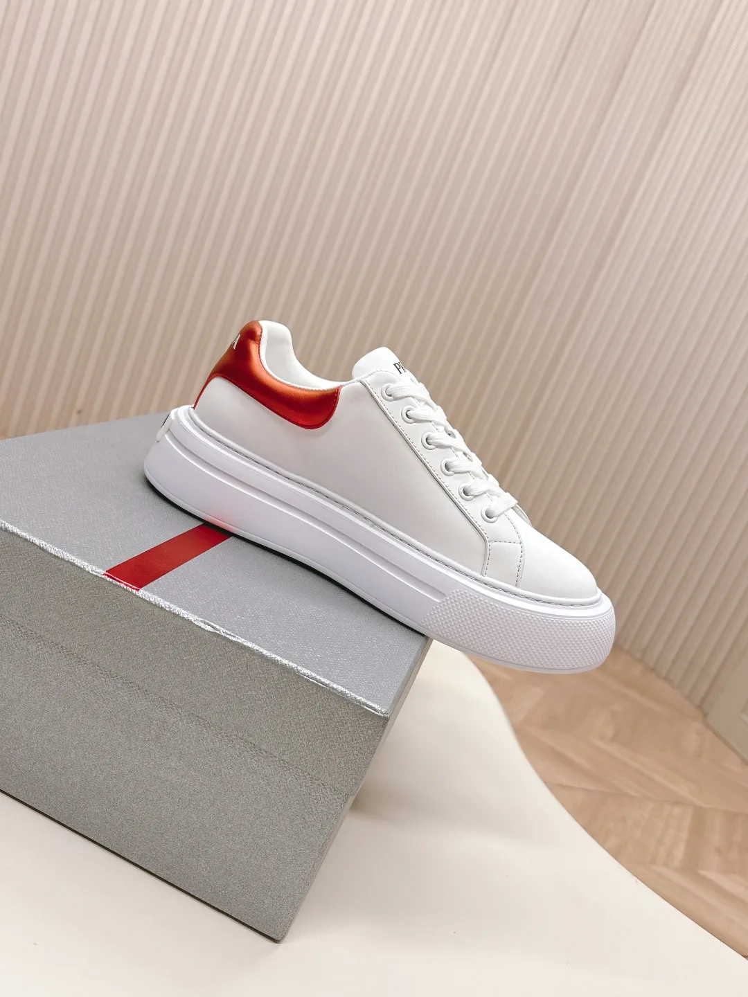 👟👟Ex-factory price 600👟👟 Prada 25ss new casual white shoes, couple style 👫 P fashion white shoes, re-released, high-quality shipments, elegant and generous, comfortable on the feet, super classic, super light and comfortable on the feet Fabric: silky cowhide Lining: water-dyed sheepskin lining + genuine leather foot sole: EVA outsole Code number: 35-45 (40 for women, 45 for men, customized)